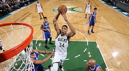 Σόκαραν Γιάννη και Μπακς οι Σίξερς (video)