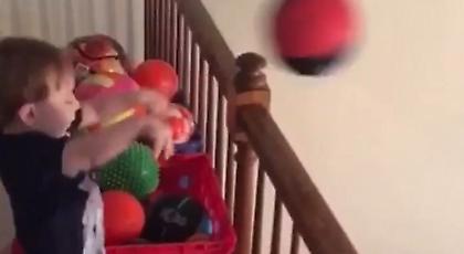 Το μωρό με το «καυτό» χέρι: Δυο χρονών και δεν χάνει σουτ! (video)