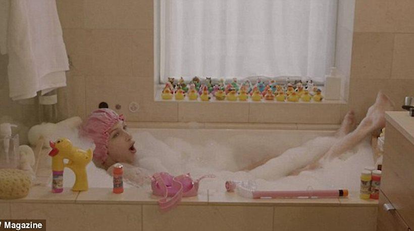 Η Bella Hadid μας βάζει στο σπίτι της: Δείτε την να κάνει μπάνιο παρέα με τα... παπάκια της