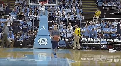 Απίστευτο ball boy βάζει τρια σερί σουτ από το κέντρο και αποθεώνεται (video)