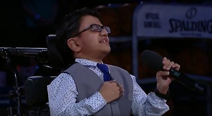 Ο μικρός ήρωας που συγκίνησε το «Μάντισον Σκουέρ Γκάρντεν» (video)