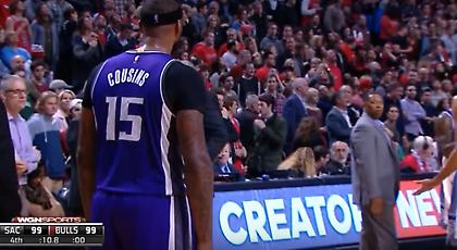 Ειρωνείες και… ζημιές Κάζινς για ένα απίθανο φάουλ που του δόθηκε (video)