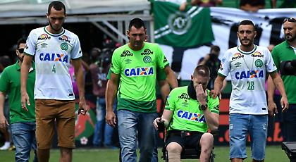 Συγκλονιστικές στιγμές στην επιστροφή της Σαπεκοένσε στα γήπεδα μετά την τραγωδία (pics, video)