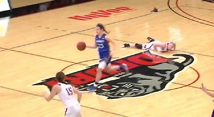 Τρεις τούμπες σε μια φάση από την ίδια παίκτρια σε αγώνα μπάσκετ (video)