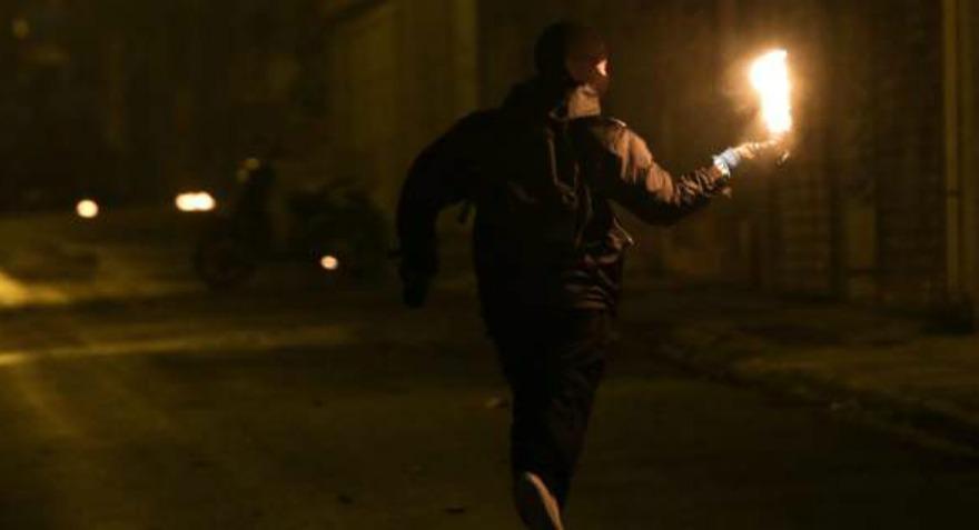 Επίθεση με μολότοφ κατά διμοιρίας των ΜΑΤ στη Χαριλάου Τρικούπη