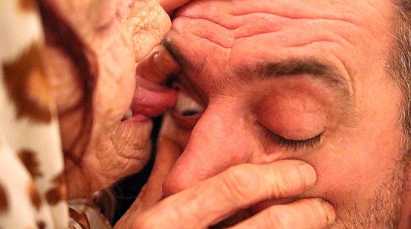 Βοσνία: 80χρονη... θεραπεύει γλείφοντας τα μάτια των «ασθενών» της (video)