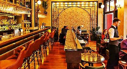 Ανοίγεις την πόρτα και βρίσκεσαι στο Παρίσι: Το νέο υπέροχο bar στην καρδιά της Αθήνας!