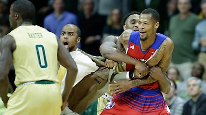 Ξύλο παικτών σε αγώνα του NCAA (video)