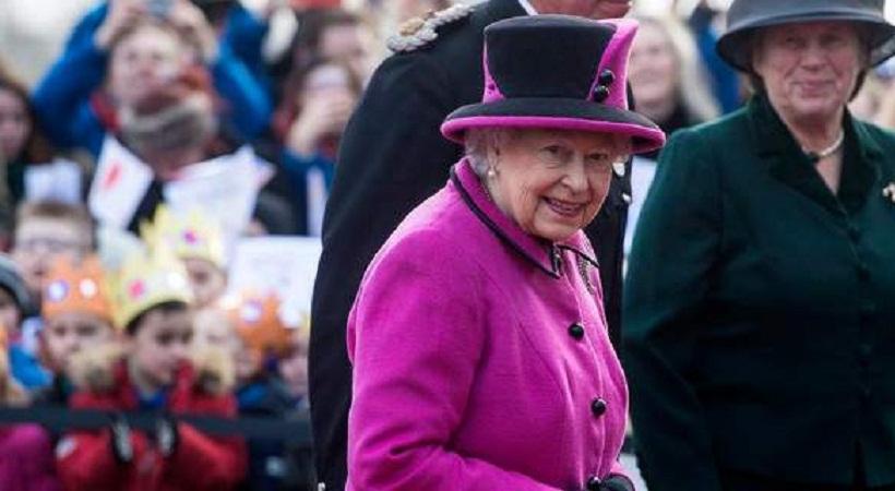 Η πρώτη δημόσια εμφάνιση της βασίλισσας Ελισάβετ -Mετά το κρυολόγημα και τις φήμες ότι πέθανε (pics)