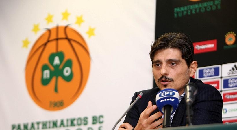 Για τρέξιμο στα χιόνια με κοντομάνικο και σορτς ο Δημήτρης Γιαννακόπουλος (pic)