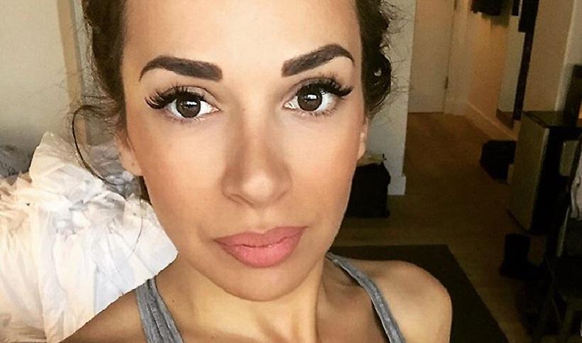 Η Ελένη Χατζίδου ποζάρει γυμνή κάτω από τα σεντόνια του κρεβατιού της (pic)