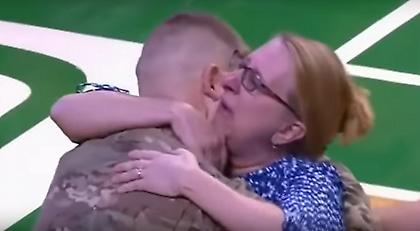 Συγκινητική επανένωση στρατιώτη με την οικογένειά του σε αγώνα του ΝΒΑ (video)