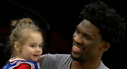 Ο γίγαντας του ΝΒΑ συνάντησε την 3 ετών μεγάλη fan του (video)