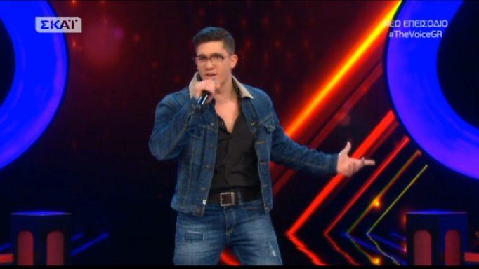 The Voice – Knockouts: Έσπασε τα γυαλιά του την ώρα που τραγουδούσε!