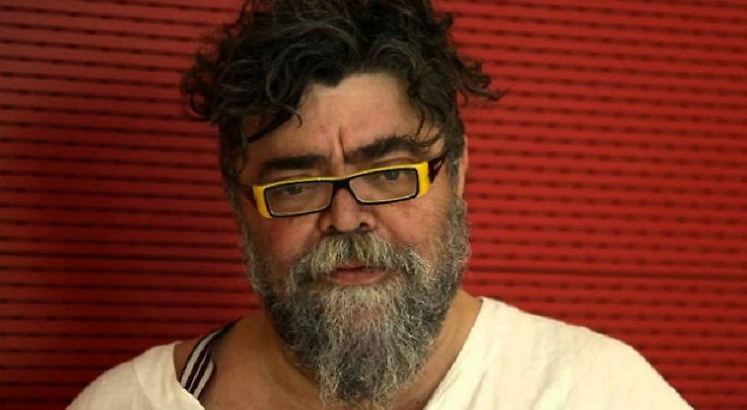 Μετά από 40 χρόνια ο Σταμάτης Κραουνάκης ξύρισε τελείως τα μούσια του!