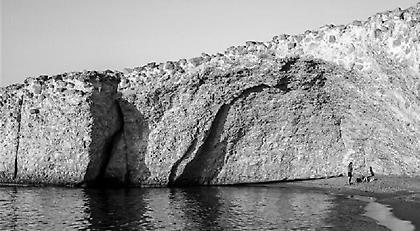 Η Vogue προτείνει τη Μήλο σαν το καλύτερο ελληνικό νησί για το 2017