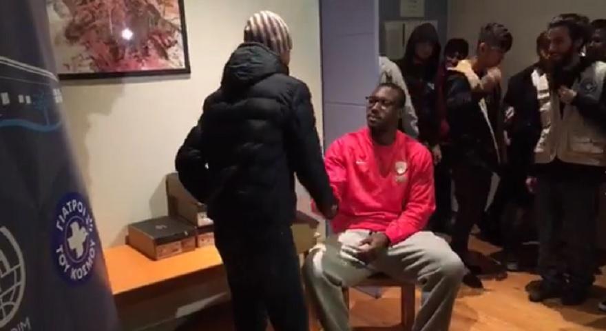 Έδωσε παπούτσια σε προσφυγόπουλα ο Πάτρικ Γιανγκ (video)