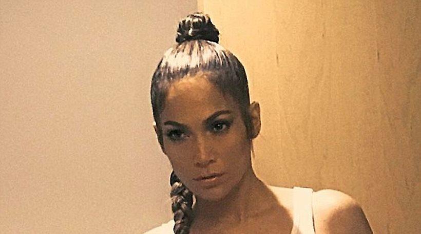 Jennifer Lopez: Ανεβάζει t-shirt, κατεβάζει φόρμα και το αποτέλεσμα... ιδού