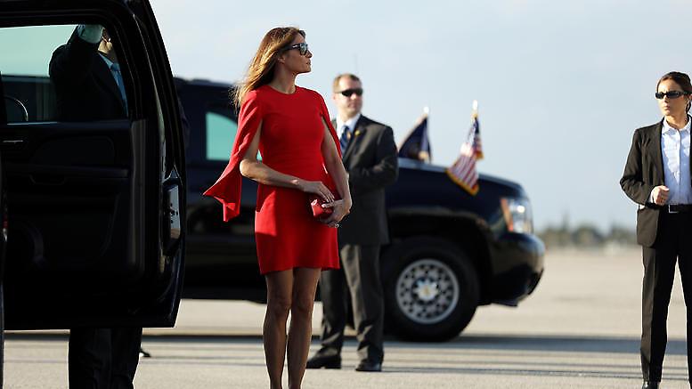 Ζάλισε... τους φωτογράφους η Μελάνια στο Παλμ Μπιτς (pics)