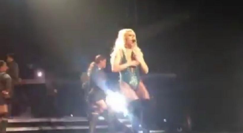 Νέο ατύχημα επί σκηνής για την Μπρίτνεϊ Σπίαρς – Βγήκε το στήθος της από το κορμάκι!