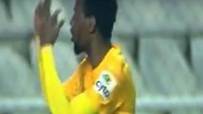 Με άσεμνη χειρονομία απάντησε στην εξέδρα παίκτης του ΑΠΟΕΛ (video)