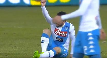 Η… αόρατη χείρα βοηθείας στον Μέρτενς (video)