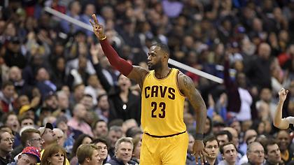 Επικό τρίποντο-λύτρωση από Λεμπρόν, θρίαμβος για «Καβς» (video)