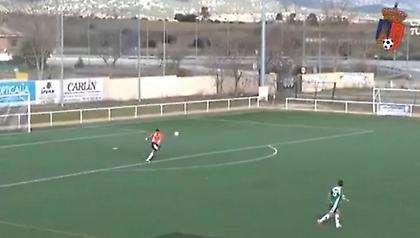 Απίστευτο γκολ τερματοφύλακα από την εστία του στην άλλη (video)