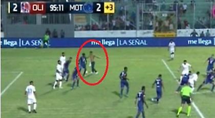 Απίθανο: Οπαδός μπούκαρε στις καθυστερήσεις σε ματς-θρίλερ και… σκόραρε (video)