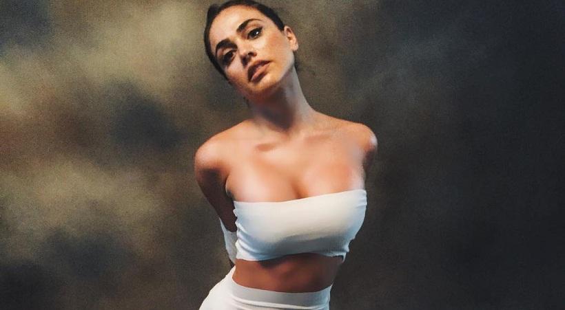 Η Κόνι Μεταξά ξαναχτυπά! Ποζάρει πάνω στο πιάνο και… κολάζει!