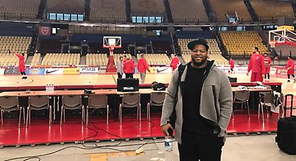 Παίκτης του NFL στο ΣΕΦ για να δει τον Γουότερς!