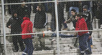 Οπαδός του ΠΑΟΚ έπεσε από την εξέδρα στα Πηγάδια! (pics)