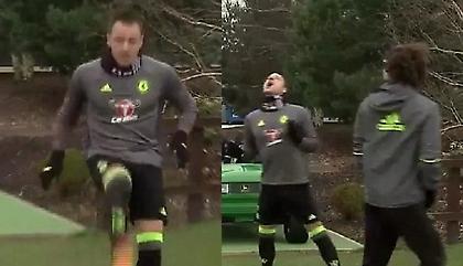 Ο Τζον Τέρι κάνει γκελάκια με τσίχλα! (vid)