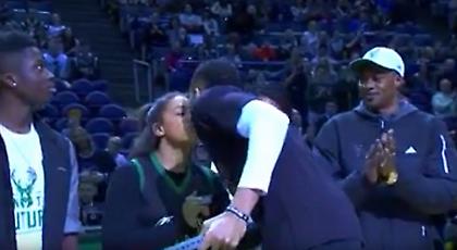 Πήρε φανέλα για το All Star Game και... φιλί ο Αντετοκούνμπο (video)