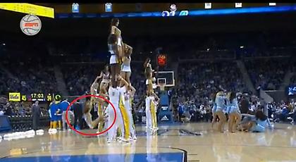 Τσιρλίντερ πέφτει σε ακροβατικό. Και ο τραυματιοφορέας… την ξαναρίχνει (video)