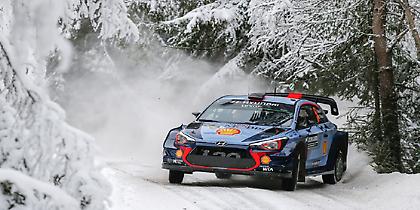 Φουντώνει η μάχη στα χιόνια της Σουηδίας (video)