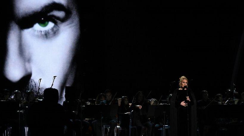 Η Adele έβρισε live στο αφιέρωμα για τον George Michael στα Grammys
