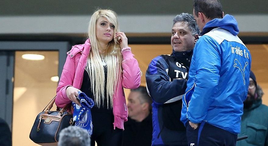 Η ξανθιά που… χάζεψε το «Καυτανζόγλειο»! (pics)