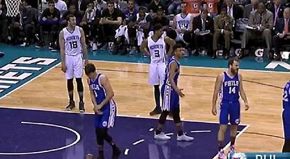 Πήγε για high-five και ξέρανε τον Σάριτς (video)