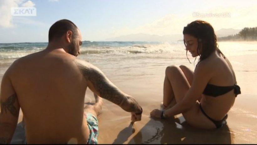 Φλερτάκι στο Survivor! Τρυφερό τετ α τετ στην παραλία