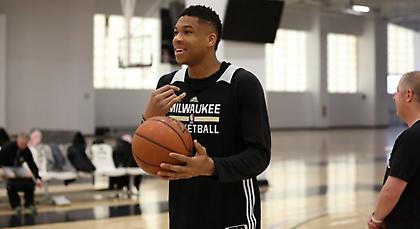 Βάζει και… καθιστός τρίποντα ο Αντετοκούνμπο! (video)