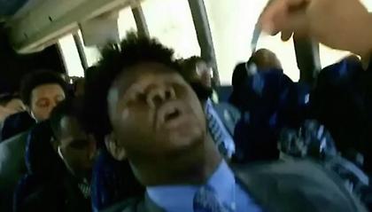 ΕΠΟΣ: Το πειραχτήρι της ομάδας ταΐζει ζελεδάκια τους κοιμισμένους συμπαίκτες του (video)