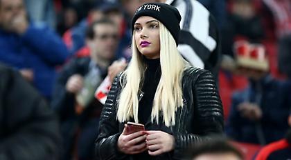 Η ξανθιά που... αλληθώρισε το «Γ. Καραϊσκάκης» (pic)