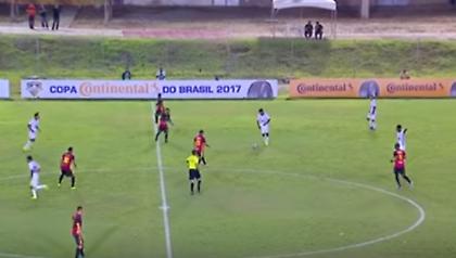 Απίστευτο γκολ πίσω από τη σέντρα! (vid)