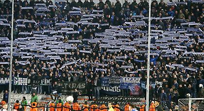 Εμετική κίνηση οπαδών της Σάλκε: Κουνούσαν 50ευρα προς τους Έλληνες! (pic)