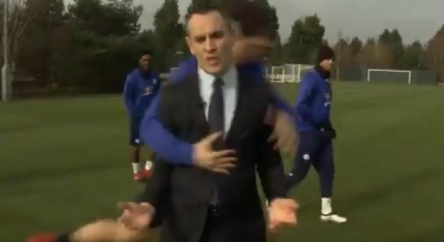 Λαβή… κατς σε δημοσιογράφο από τον Νταβίντ Λουίς! (video)