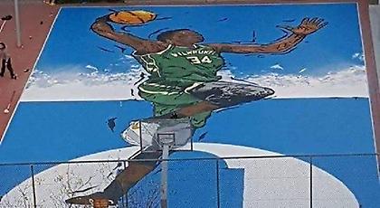 Δεν ξεχνάει από πού ξεκίνησε ο Αντετοκούνμπο! (pics)