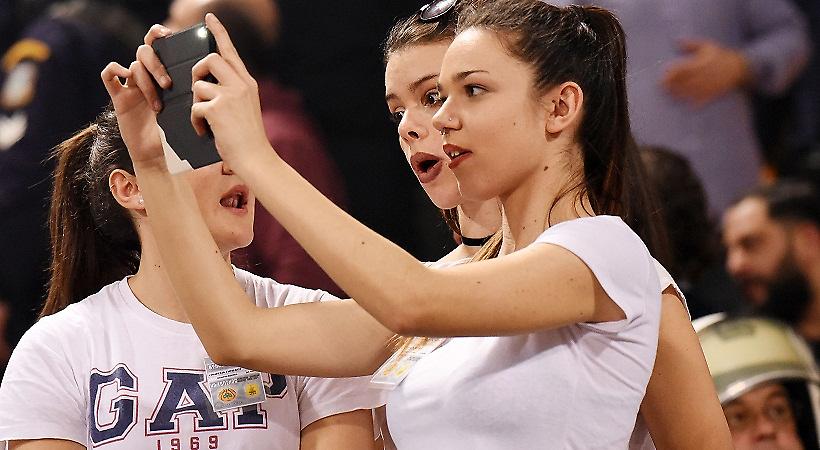 Οι όμορφες της εξέδρας του τελικού! (pics)