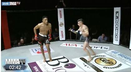 Χόρεψε ειρωνικά και «έφαγε» το νοκ-άουτ  (video)