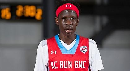 Ο γιος του Μανούτ Μπολ είναι ένας 17χρονος γίγαντας (video)